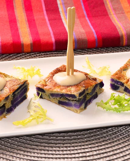 Pincho de tortilla de patata violeta con cebolla caramelizada y Cabrales