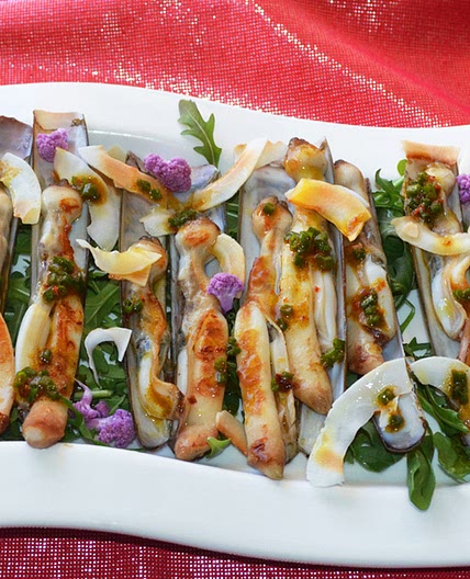 Navajas a la plancha con aceite de coco y curry