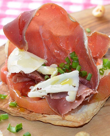 Coca de hojaldre con tomate, cecina y queso ahumado, un bocado simplemente delicioso