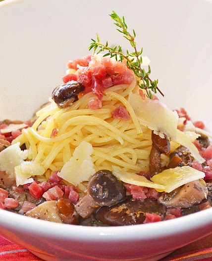 Espaguetis con setas y jamón