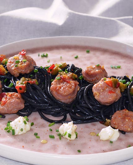 Espaguetis negros con butifarra y alioli, nueva receta para disfrutar de un sabroso plato de pasta