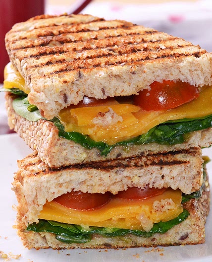 Bocadillo caliente de queso cheddar, espinacas y tomates cherry, crujiente, sabroso y saludable