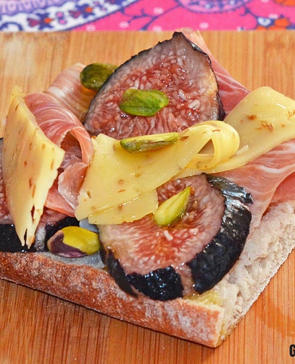 Tostadas con jamón ibérico, higos y queso con cominos, una cena rápida y fresca, ideal para verano