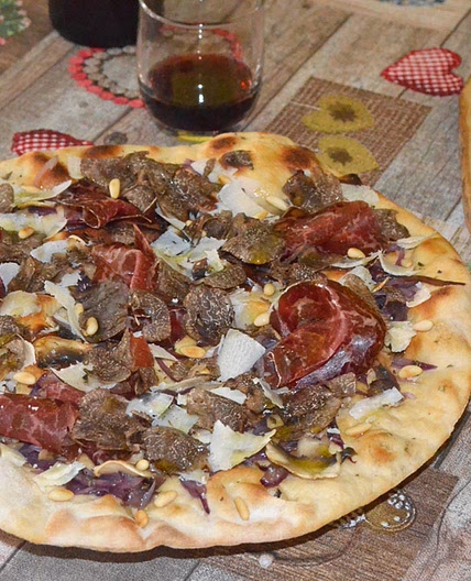 Pizza con champiñones, cecina y trufa