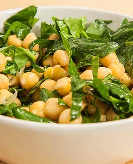 Cómo hacer ensalada de garbanzos con espinacas
