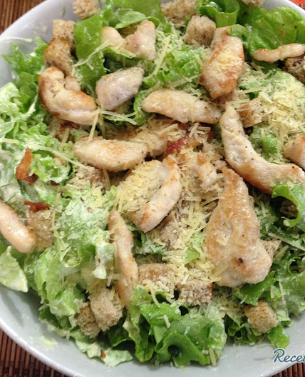 Receta de Ensalada César con pollo y picatostes