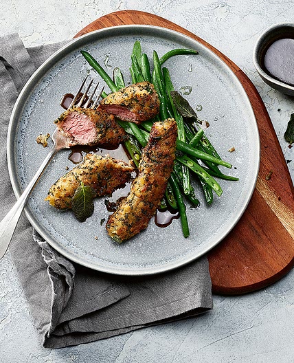Lammfilets in Salbeikruste