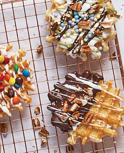 Waffles decorados con chocolate y chispas de colores