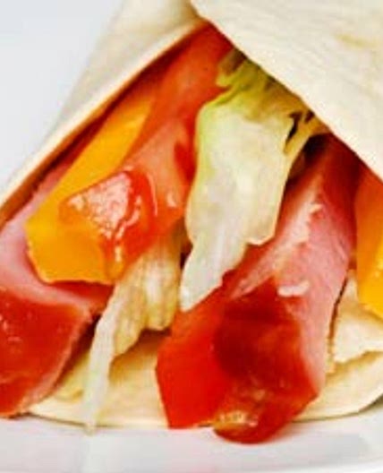 Pan de pita con jamón dulce, manzana y queso