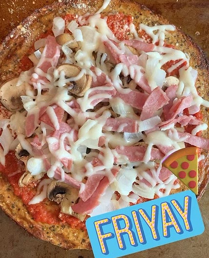  Cauliflower crust pizza with mushroom and ham topping