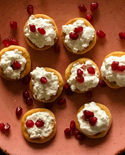 Crispy crackers with cottage cheese and pomegranate 