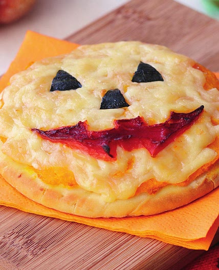 Jack o' lantern pumpkin pizza