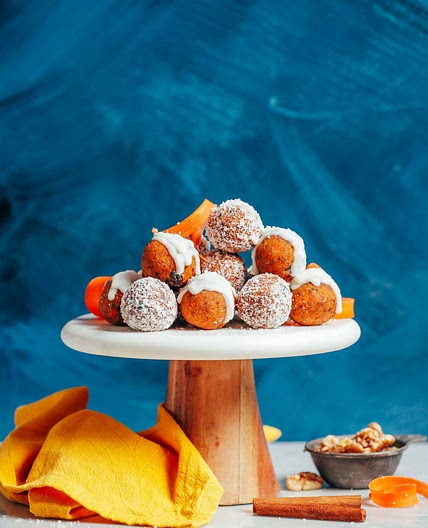 Raw carrot cake energy balls