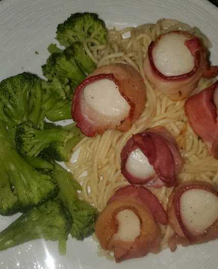 Air Fryer Bacon-Wrapped Scallops with Sriracha Mayo