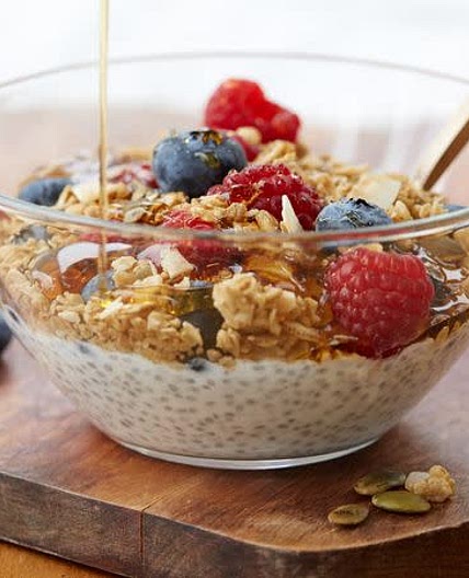 Chia pudding - berries + granola