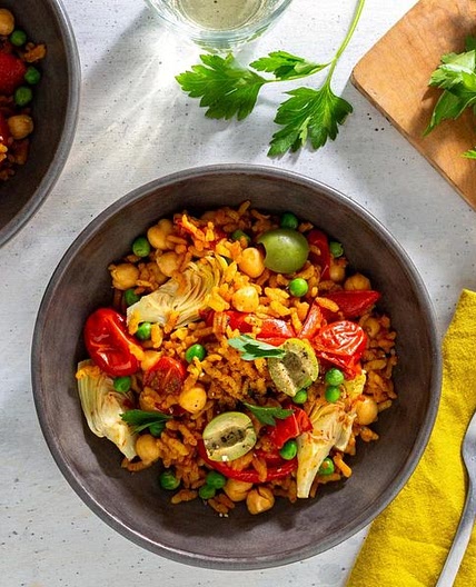 Chickpea paella with artichoke hearts, bell pepper, and tomatoes