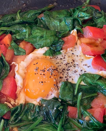 Spinach and tomato shakshuka (low sodium low carb)