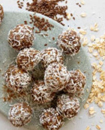 APPLE AND CINNAMON BLISS BALLS