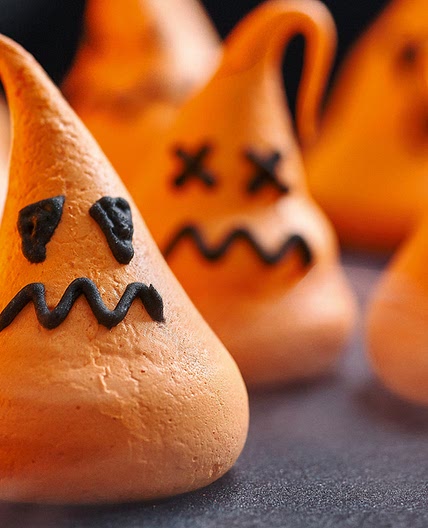 Mini meringue ghosts