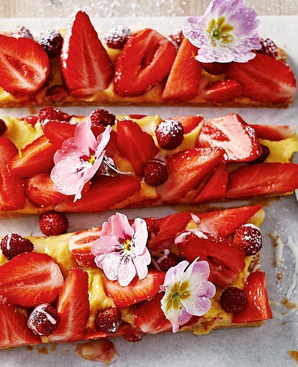 Jamie Oliver's strawberry slice