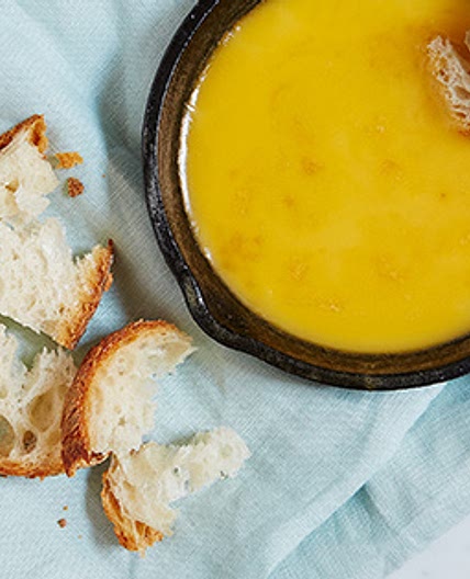 Easy Skillet Beer and Cheddar Fondue