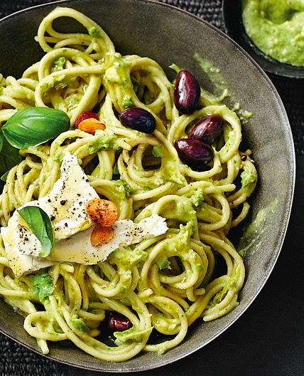 Spaghetti mit Avocadosauce und Feta