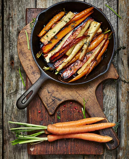 How to Make Easy Roasted Carrots With Parsnips and Herbs