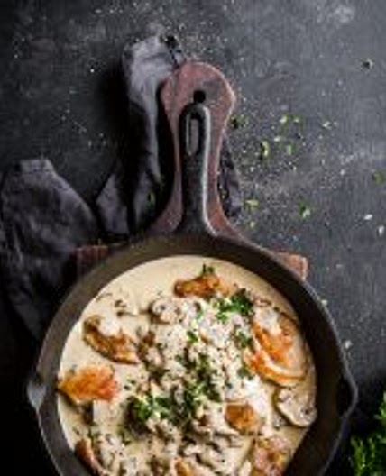 Sartén de pollo con setas y queso parmesano