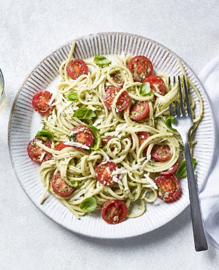 Pesto linguine with cherry tomatoes & halloumi