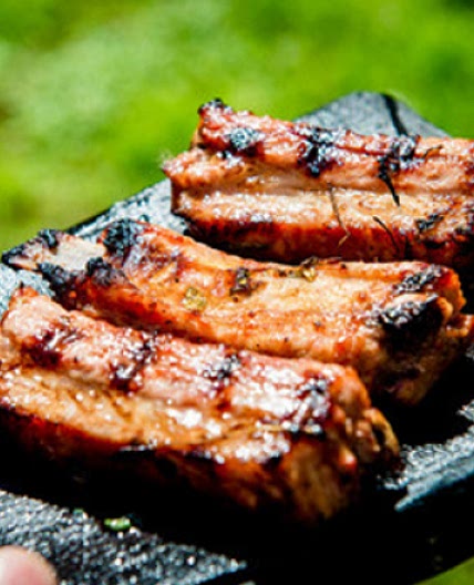 Asiatische BBQ Ribs mit Erdnüssen und Jungzwiebel