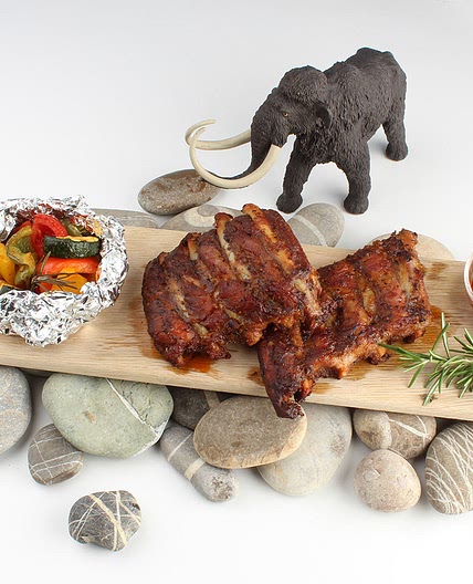 Steinzeitschmaus mit BBQ-Sauce und Ofengemüse