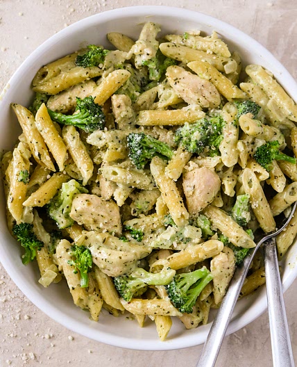 Easy 20 minute Pesto Chicken and Broccoli Pasta