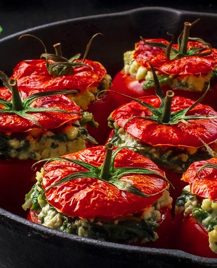 Tomates farcies épinards, feta, ciboulette, basilic