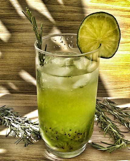 Drink sem álcool com kiwi e água de coco