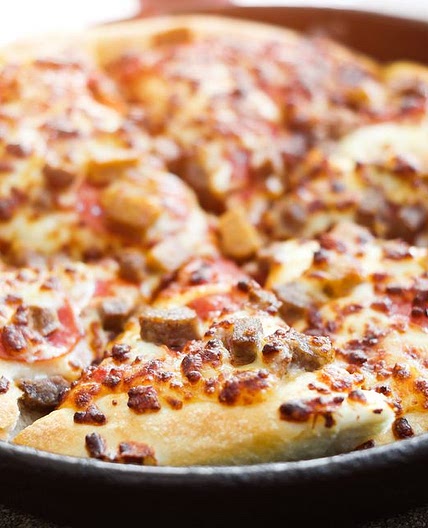 Pizza de frigideira com massa de panqueca