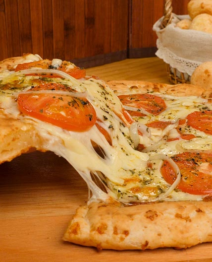 Pizza com borda de pão de queijo