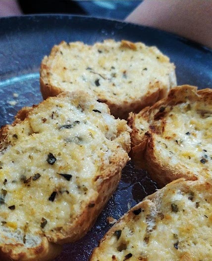 Pão de alho com queijo na fritadeira elétrica sem óleo