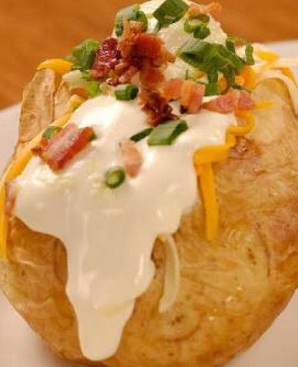 Batata recheada com queijo e bacon