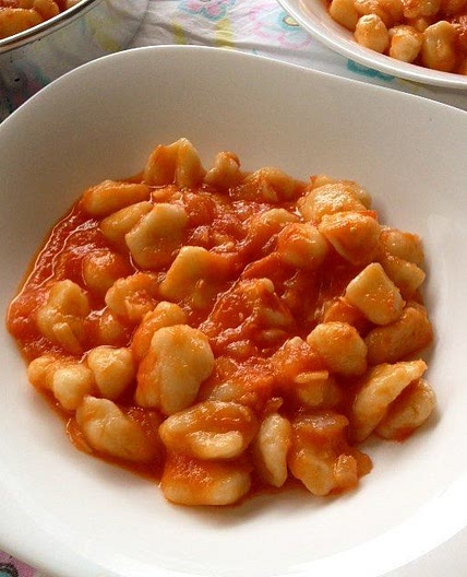 Gnocchi vegano com molho de tomate