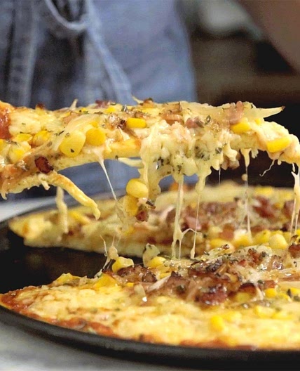 Pizza com massa de omelete