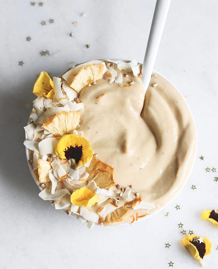 Sunshine Healer (Anti-Inflammatory) Smoothie Bowl (vegan) | Veggiekins Blog