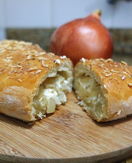 Pão recheado com cebola e queijo cremoso