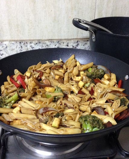 Macarrão com legumes ao shoyu na wok