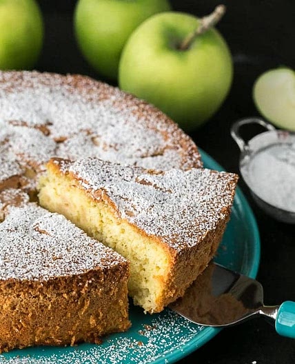 Apple Sharlotka Recipe (Russian Apple Cake)