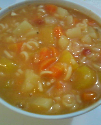 Sopa de macarrão com batata e cenoura