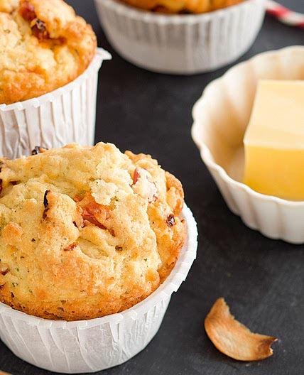 Sun-dried tomato, pesto and salami muffins