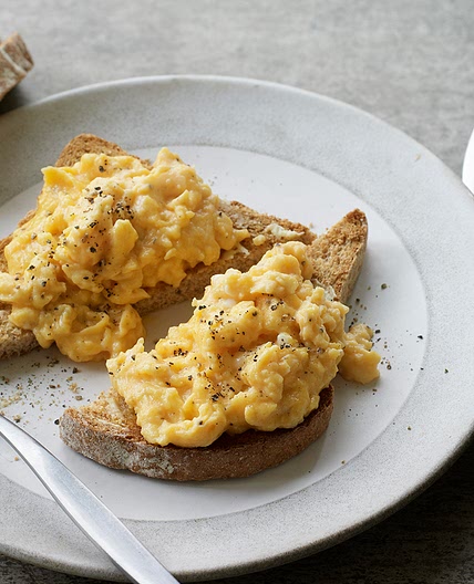 How to make scrambled eggs in the microwave