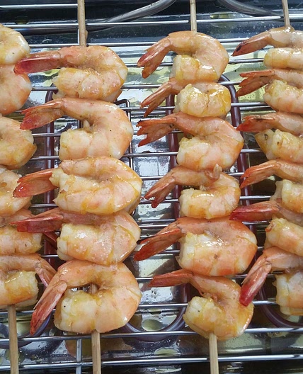 Espetos de camarão na brasa