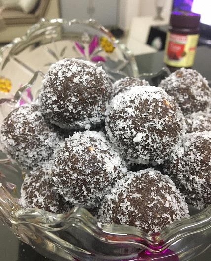 4 Ingredient Chocolate Balls