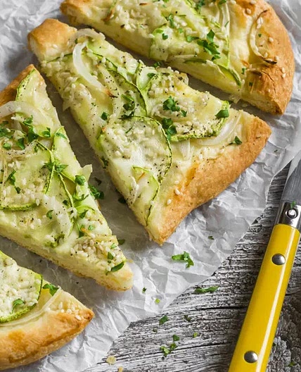 Pizza courgette oignon crème feta